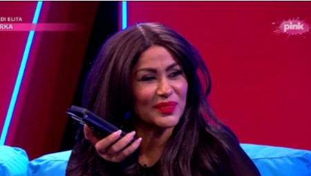 Pevačica ni u jednom trenutku nije skidala osmeh sa lica dok je njen verenik pričao