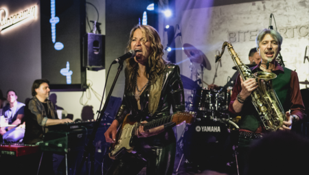 Ana se nalazi u odabranoj grupi vrhunskih savremenih bluz-rok gitarista