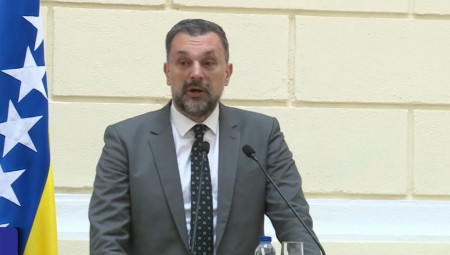 Ministar finansija u Savetu ministara Srđan Amidžić rekao je danas da je ministar spoljnih poslova Elmedin Konaković prouzrokovao najmanje 350.000 KM štete za budžet institucija BiH neovlaštenim potpisivanjem konsultantskog ugovora o lobiranju u SAD.