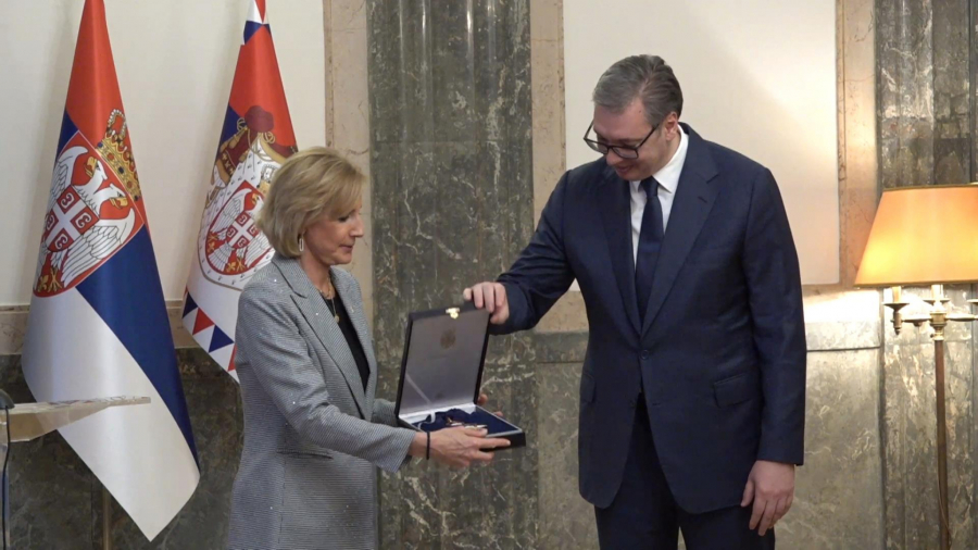 Predsednik Vučić odlikuje Klaudiju Teni ordenom sprske zastave prvog stepena
