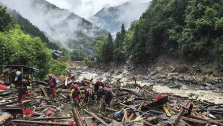 Kineski nacionalni meteorološki centar danas je izdao upozorenje na obilne padavine i poplave za južne provincije gde je do sada život izgubilo najmanje 13 osoba, predviđajući najintenzivnije oluje od početka godine