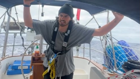 Oliver Vidžer, avanturista i bivši kancelarijski radnik, odlučio je da se oslobodi svakodnevne rutine i krene na neverovatnu jedriličarsku avanturu sa svojom mačkom Feniks