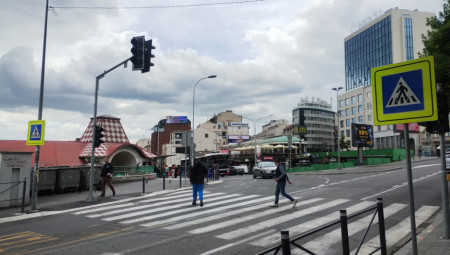 Nasred Zelenog venca, pre dva dana, zaustavio me je ugledni gospodin i zamajavao me nekoliko minuta... Dok sam pokušavala da se izvučem, on je nasilno probao da me poljubi u usta. Pred mojim sinom, usred bela dana, u Beogradu, podelila je svoje iskustvo Ana Manojlović