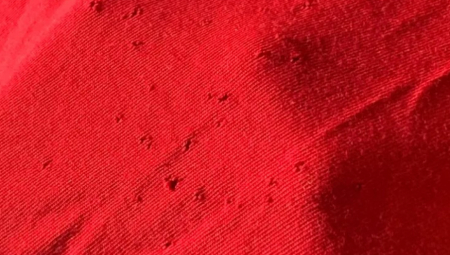 Obukli ste omiljenu pamučnu majicu, a onda primetili – misteriozne rupice na donjem delu? Niste jedini. Ovaj iritantan problem muči hiljade ljudi, a sada konačno imamo objašnjenje šta izaziva rupice na majicama i kako da ih izbegnete.