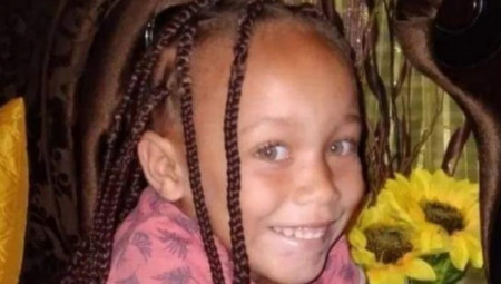 Južnoafrička državljanka Rakel Keli Smit osuđena je na doživotnu robiju zbog otmice i trgovine ljudima sopstvene šestogodišnje ćerke, zajedno sa dva saučesnika, svojim dečkom Žakenom Apolisom i prijateljem Stivenom van Rinsom.