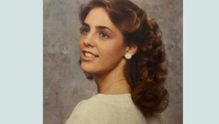 Kristin O’Konel (20) iz Minesote brutalno je ubijena tokom letnjeg putovanja 1985. godine u Ovidu, u saveznoj državi Njujork. Njeno telo pronađeno je golo u kukuruznom polju sa prerezanim grlom i višestrukim ubodnim ranama – samo pola milje od zabave sa koje je otišla na kasnonoćnu šetnju.