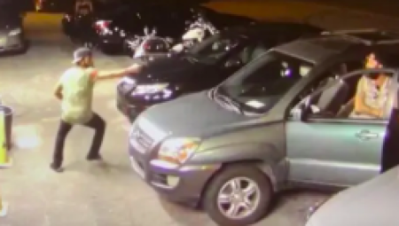 Avgusta 2019. godine, Kevintez Metjuis je izbačen iz bara „Fet Bojs“ zbog ometanja. Iste večeri, više puta se vraćao, a svedoci su ispričali da je preteći gestikulirao kao da puca iz pištolja i izgovorio zastrašujuću pretnju: da će se vratiti i „pucati po baru“.