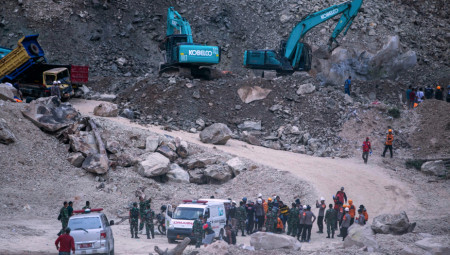 Broj nastradalih u urušavanju kamenoloma u indonežanskoj provinciji Zapadna Java porastao je na osam, a još osam osoba se vodi kao nestalo, saopštile su lokalne vlasti