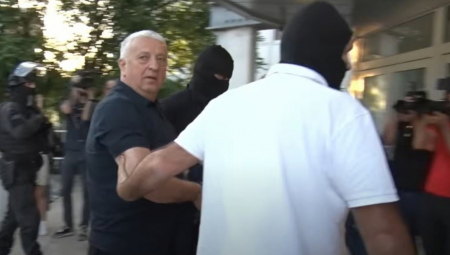 Mogu da se zakunem da nikada kod mog sina Petra nisam video kriptovani telefon, niti sam imao saznanja da on ima komunikaciju sa pripadnicima kriminalnih grupa. Mogu da se zakunem u Petrov život i njegovu slobodu, rekao je danas, u nastavku suđenja u Višem sudu u Podgorici, bivši policijski funkcioner Zoran Lazović.