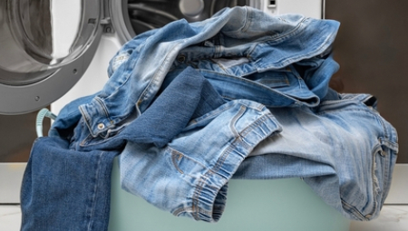 PRESTANI DA PEREŠ FARMERKE POSLE SVAKOG NOŠENJA Stručnjaci dali savet koliko puta ih treba obući pre nego što završe u korpi za veš