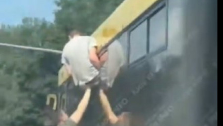 Muškarac u Kijevu pokušao je da pobegne od službenika vojne registracije i regrutacije kroz prozor autobusa, ali se zaglavio, prenosi ukrajinski list Strana.ua