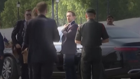 Član kabineta novozelandskog premijera Kristofera Laksona, Majkl Forbs, podneo je ostavku nakon što je optužen da je tajno snimao i fotografisao više žena, prenose danas britanski mediji.