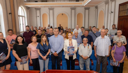 Ministarka rudarstva i energetike Dubravka Đedović Handanović dodelila je danas u Zaječaru 73 ugovora građanima koji su dobili subvencije države u okviru  programa energetske sanacije domaćinstava i prisustvovala potpisivanju ugovora o početku radova na energetskom unapređenju osnovne škole „Jeremija Ilić Jegor“ u selu Rgotina.