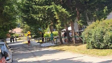 Na takozvanom alternativnom kulturnom centru "Poligon", na skupu "Festival slobode" u Kosjeriću prisutno je oko 20 blokadera foteljaša.