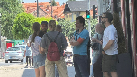 Ispred najvećeg biračkog mesta u Zaječaru okupili su se blokaderi i posmatrači CRTA oni se evidentno oko svega dogovaraju sa blokaderima.