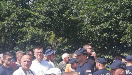 Grupa blokadera okupila se ispred dvorišta privatne kuce gde blokiraju ulaz ljudima