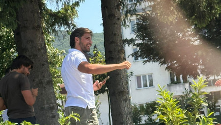 Poznati roleks blokderi Lazar Stojaković koji se pre nekoliko meseci obrušio na predsednika Srbije Aleksandra Vučića viđen je na dan izbora kako se šepuri po Kosjerićiu.