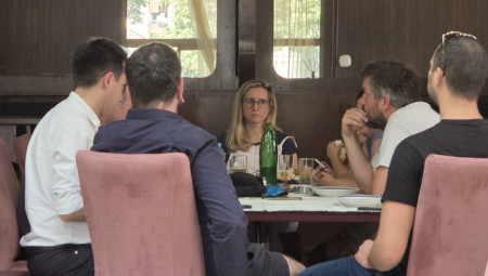 Dok građani Zaječara i Kosjerića glasaju na lokalnim izborima, predstavnici opozicije zaseli su da se najedu u lokalnom restoranu u Kosjeriću