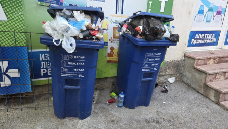 Dok većina građana u Kosjeriću mirno i dostojanstveno obavlja svoju građansku dužnost na izborima, grupa blokadera se postarala da i ovog puta ostavi haos i lom za sobom