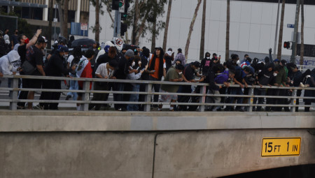 Policija u Los Anđelesu je juče je ispalila projektile sa biber sprejem ispred gradskog pritvorskog centra, u pokušaju da rastera demonstrante od kojih su neki bacali flaše vode na zvaničnike i nosili transparente na kojima osuđuju policijske snage, prenosi CNN.