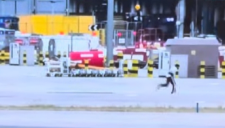 Muškarac je uhapšen nakon što je trčao na rulnoj pisti londonskog aerodroma "Hitrou" u blizini aviona u pokretu, saopštio je portparol aerodroma