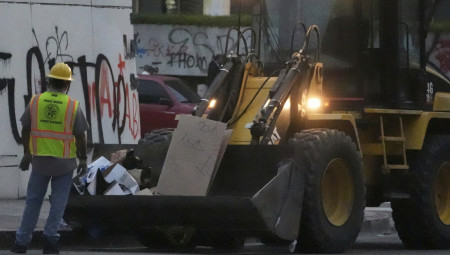 Još 2.000 pripadnika Nacionalne garde zajedno sa 700 marinaca stiže u Los Anđeles po naređenju američkog predsednika Donalda Trampa, čime se jača vojno prisustvo, koje lokalni zvaničnici i guverner Gavin Njusom ne žele i za koje šef gradske policije kaže da stvara logističke izazove za bezbedno obuzdavanje protesta.