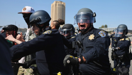 Tobi Kanham iz Njujork Posta pogođen je gumenim metkom tokom protesta protiv imigracionih racija