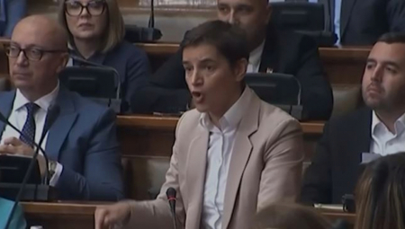 Predsednica Skupštine Srbije Ana Brnabić upitala je opoziciju, koja tvrdi da veruje Mariji Vasić, ko je ispred Beogradskog Univerziteta planirao vojni puč 15. marta.
