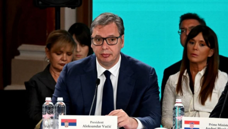 Predsednik Aleksandar Vučić izjavio je da danas u Odesi, gde je održan samit Ukrajina-Jugoistočna Evropa, nije izdao Rusiju kako to tvrde pojedini mediji u Srbiji i istakao da ponovo nije potpisao deklaraciju već da je Srbija bila uzdržana.