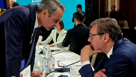 Predsednik Srbije Aleksandar Vučić izjavio je danas na Samitu Ukrajina - Jugoistočna Evropa u Odesi da bi Srbija želela da obnovi jedan ili dva grada ili neki manji region u Ukrajini i time građanima te zemlje pruži podršku.