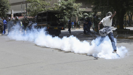 Kenijska policija upotrebila je suzavac kako bi rasterala masu okupljenu u centru Najrobija, nakon što je bloger Albert Oivang preminuo u policijskom pritvoru pod sumnjivim okolnostima