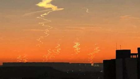 Neobični svetleći objekti viđeni su na nebu iznad Egipta u subotu ujutru usred razmene udara između Izraela i Irana, javljaju novine Al Masri Al Jum .