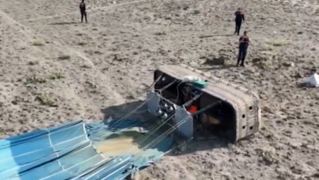 Snimak koji je objavila novinska agencija prikazuje izduvani balon, sa korpom za putnike koja leži na boku. U blizini se mogu videti službe hitne pomoći