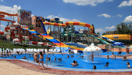 Trogodišnja devojčica iz Nemačke preminula je nakon što je ispala ocu iz naručja i pala sa tobogana na beton u akva-parku na Rabu. Istraga o nesreći u toku