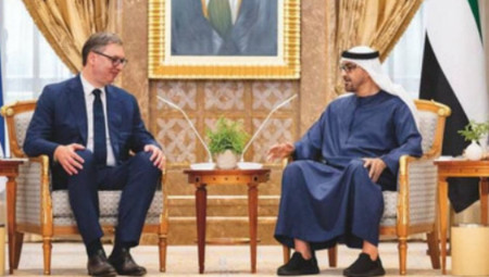 Njegovo Visočanstvo je pozdravio predsednika Vučića, koji je u radnoj poseti UAE, u Kasr Al Vatanu, izrazivši nadu da će poseta pomoći unapređenju kontinuiranog razvoja odnosa između dve zemlje