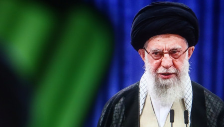 Iranski vrhovni vođa ajatolah Ali Hamnej provodi ceo dan spavajući i konzumirajući droge, dok veći deo zemlje nema pristup čistoj vodi i struji, navodi se na nalogu na društvenim mrežama koji se povezuje sa izraelskom nacionalnom obaveštajnom agencijom Mosad.