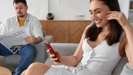 Prevara u braku jedan je od najtežih udaraca koje čovek može da doživi. Međutim, uzrok neverstva retko je jednostavan – često obe strane nesvesno doprinose udaljavanju