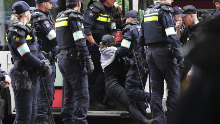 Klimatski aktivisti iz pokreta Extinction Rebellion pokušali su da blokiraju autoput A12 u Hagu, baš tokom samita NATO-a