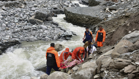 U bujičnim poplavama koje su izazvale obilne kiše u severnoj indijskoj saveznoj državi Himačal Pradeš, poginule su tri osobe a strahuje se da je najmanje 20 nestalo, saopštile su danas lokalne vlasti.