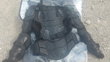 Dan pre Vidovdana, policija u Nišu zaustavila je blokadere koji su u gepeku nosili devet borbenih jakni specijalnih jedinica. Plan je bio da se oprema iskoristi za nasilne sukobe u Beogradu i širenje haosa širom Srbije.