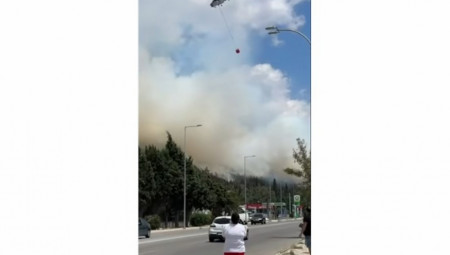 Gori šuma kod Kavale, popularne destinacije među srpskim turistima! Angažovani helikopteri, više desetina vatrogasaca na terenu. Vlasti pozvale sve u regionu na pripravnost.