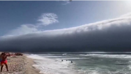 Na slikama koje se dele na društvenim mrežama vidi se ogroman horizontalni oblak kako napreduje od morskog horizonta ka plažama, dok turisti, koji deluju pomalo uplašeno, fotografišu ovaj fenomen.