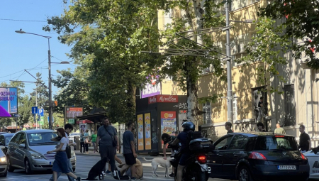 Saobraćaj na Slaviji iz pravca Bulevara Oslobođenja i Nemanjine prekinut je na kratko jutros, kada je manje grupa blokadera rešila da još jednom izvede performans uperen protiv građana koji idu na posao