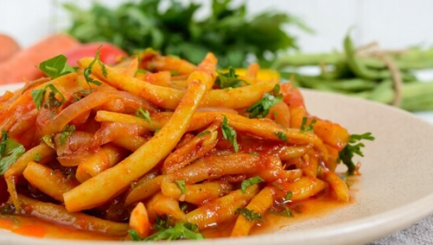 posna boranija u paradajz sosu