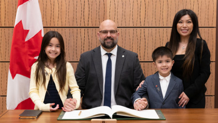 Prvi poslanik srpskog porekla u parlamentu Kanade Ned (Nenad) Kuruc, koji će, kako je rekao, kao poslanik biti glas 200.000 kanadskih Srba, izjavio je za Tanjug da pored napornog rada, ključ njegovog uspeha na izborima ipak leži u podršci dobijenoj od brojne srpske zajednice u Hamilton Ist Stoni Kriku, izbornoj jedinici Ontarija, ali i srpskom inatu.