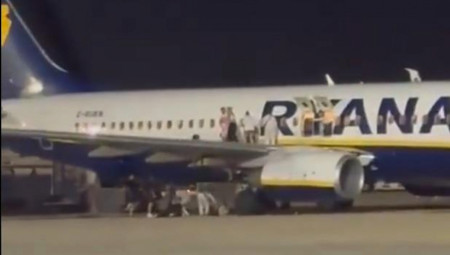 Jedan zbunjeni radnik aerodroma mogao se čuti kako kolegi preko voki-tokija govori: "Znaš li da avion ima izlaze za vanredne situacije?" dok su uplašeni putnici snimljeni kako skaču s krila na pistu u pokušaju da pobegnu