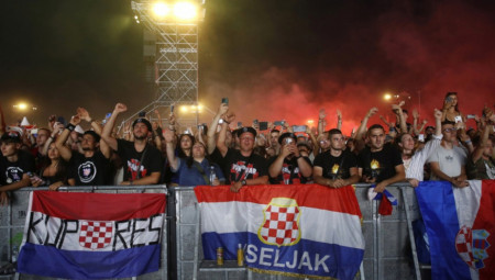 Oko pola miliona Hrvata divljalo je sinoć uz nacističke simbole, pozdrav "za dom spremni", i veličanje zločinačke akcije "Oluja" na koncertu Marka Perkovića Tompsona, čime je održan najveći nacistički skup na tlu Evrope od završetka Drugog svetskog rata