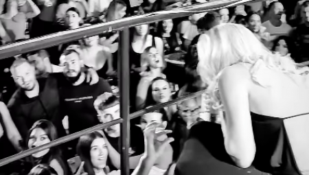 Kao razlog je navela anksioznost koju akloholno piće ublažava.