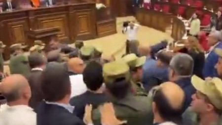 Obezbeđenje je moralo da interveniše, usled obračuna između opozicije i poslanika vladajuće stranke