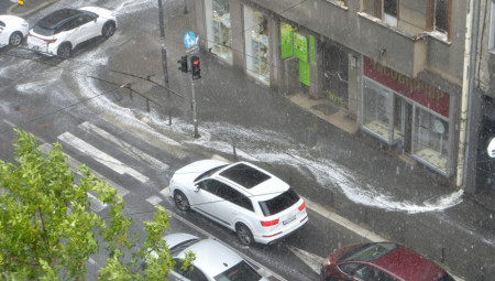 Jako nevreme praćeno olujnim vetrom,  jakom kišom i gradom pogodilo je danas nešto pre 14.00 sati i Beograd